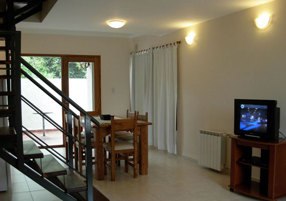 Amplios y confortables departamentos de 3 ambientes en dos plantas, totalmente equipados.