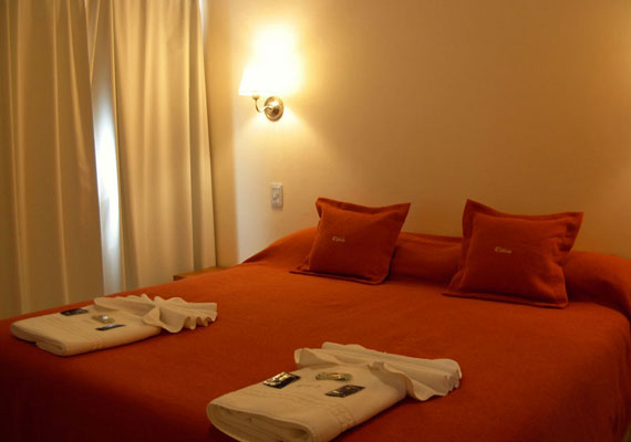 Amplios y confortables departamentos de 3 ambientes en dos plantas, totalmente equipados. 2 habitaciones en la planta superior.