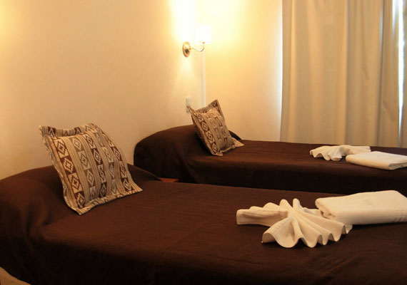 Amplios y confortables departamentos de 3 ambientes en dos plantas, totalmente equipados. 2 habitaciones en la planta superior.