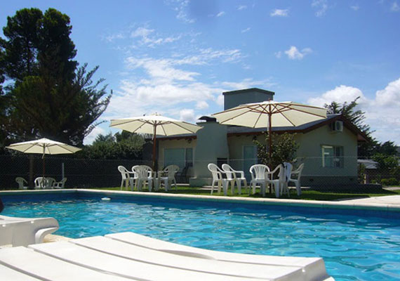 Piscina de 5mts x 11mts, con Solarium con protección perimetral, reposeras y sombrillas.