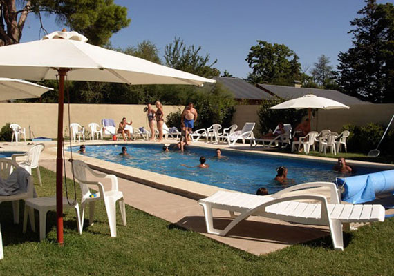 Piscina de 5mts x 11mts, con Solarium con protección perimetral, reposeras y sombrillas.