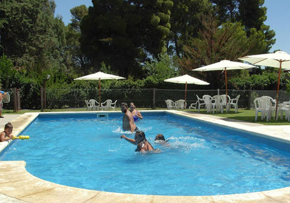 Piscina de 5mts x 11mts, con Solarium con protección perimetral, reposeras y sombrillas.