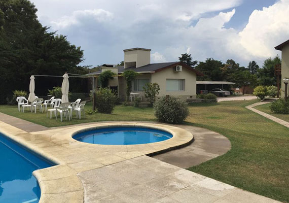 Piscina, con Solarium con protección perimetral, reposeras y sombrillas. Y pequeña pileta para bebés.