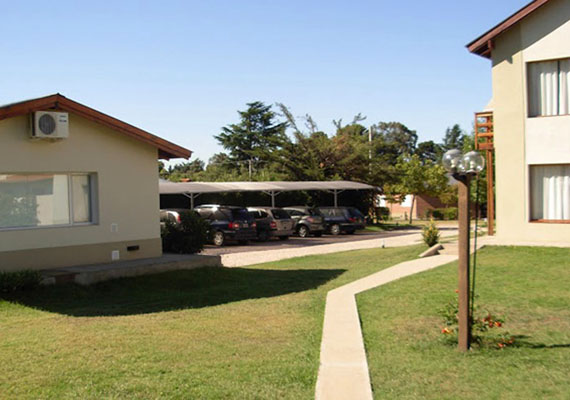 Estacionamiento dentro del predio (media sombra).